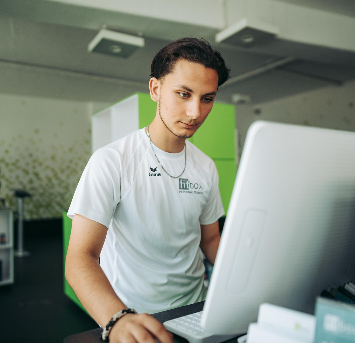 fitbox trainee works with EMS device - practical training in the fitness industry with future prospects.