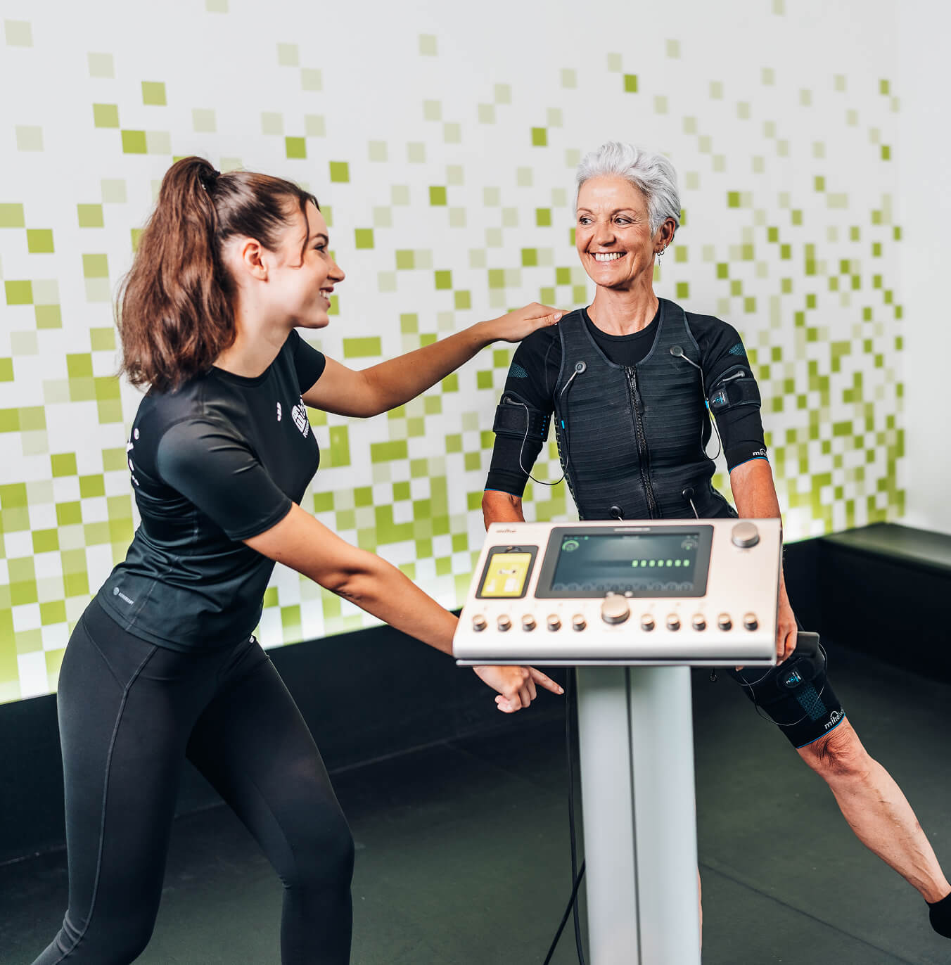  Trainerin betreut Kundin beim EMS Training bei fitbox. EMS Training Kosten ab 22,90 Euro pro Woche
