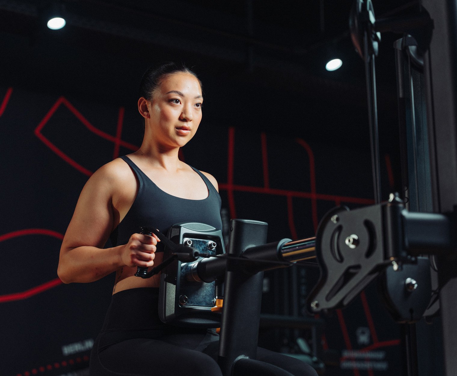 persona se concentra en el entrenamiento en una máquina moderna en el estudio FITOMAT.
